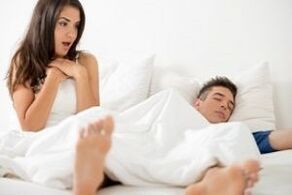 γυναίκα έκπληκτη από το διευρυμένο πέος του άντρα